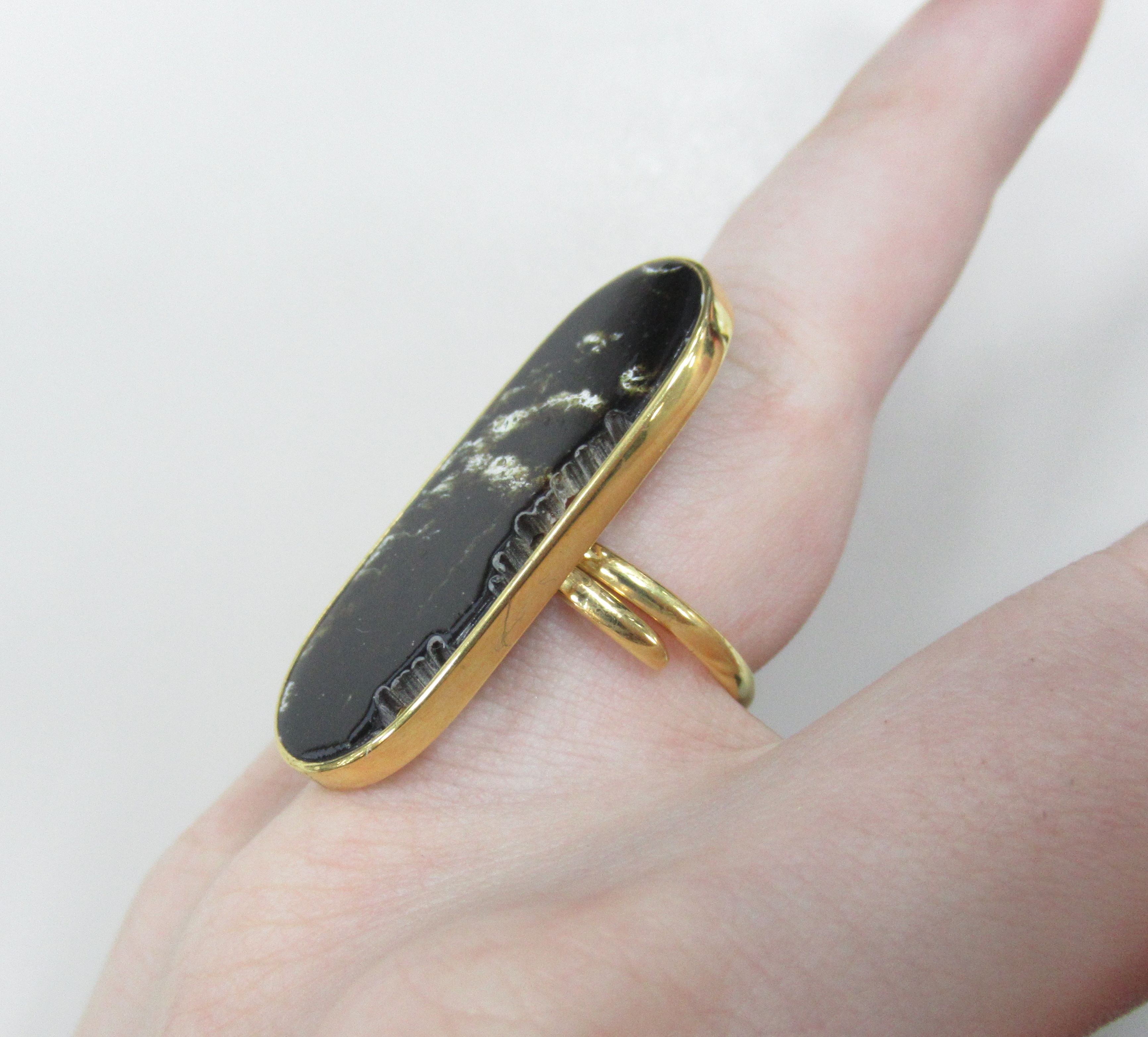 Серебряное кольцо с янтарем